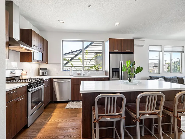 325 N Emerson St #D — Photo 6