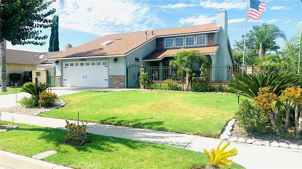 3 bed, 1315 sqft, $3,700 — Photo 2