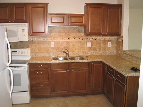 4th image of 2830 NE 8th Ave