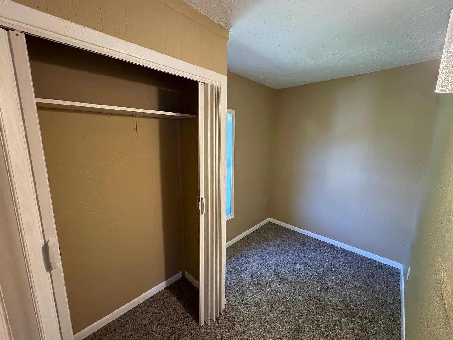 Spacious 4-Bedroom Home in Moline with Central Air & Basement — Photo 4
