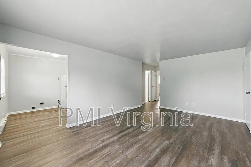 2 bed, 1.0 bath, 700 sqft, $995 — Photo 2