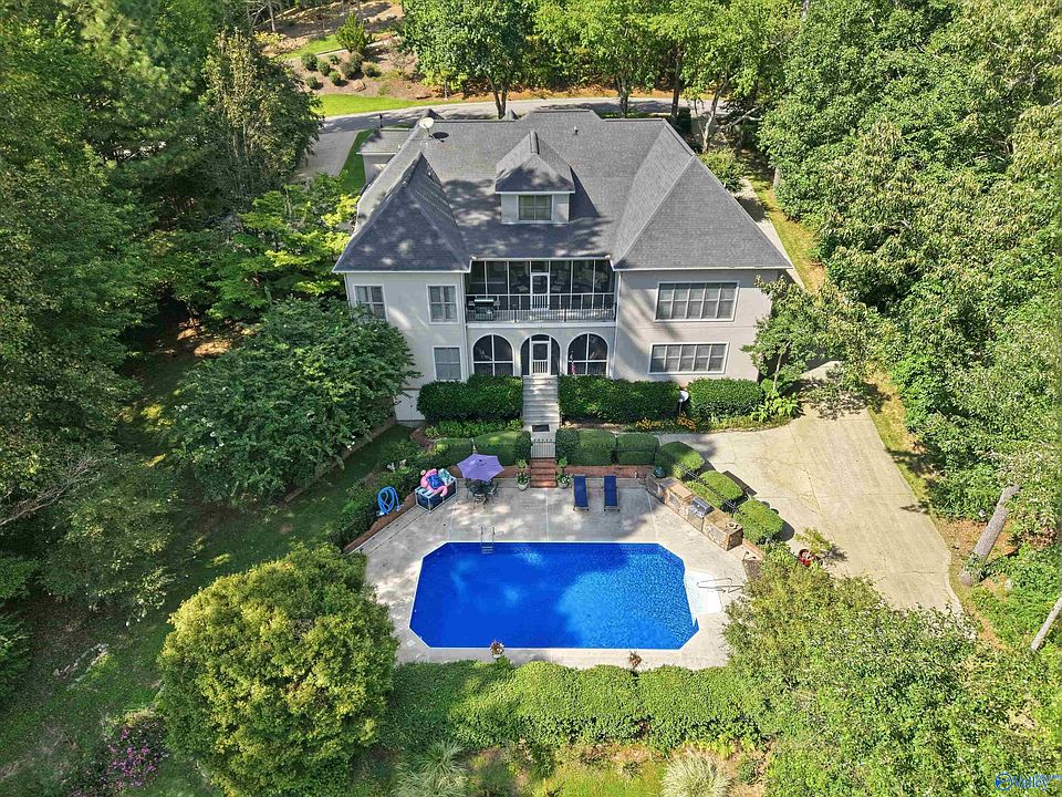 1st image of 233 Fairway Dr