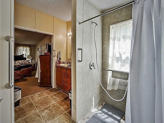 5th image of 4325 Clove Ave