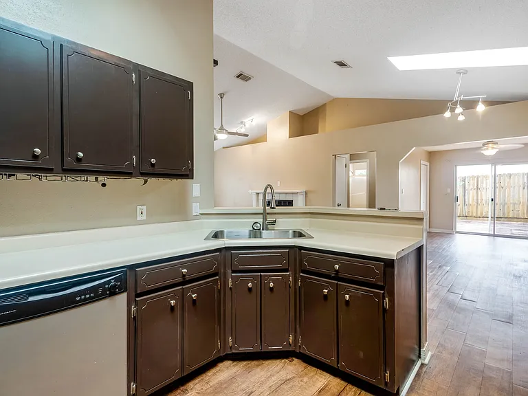 2060 Cambridge Cir — Photo 16