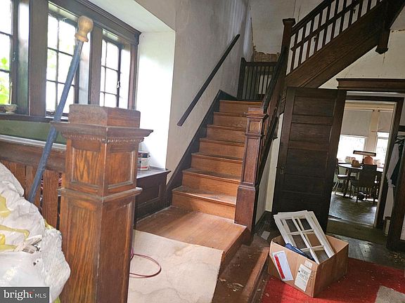 5th image of 533 Hermit St