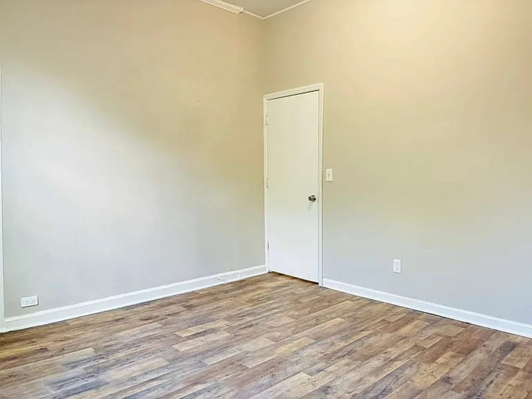 321 N Poplar St — Photo 14