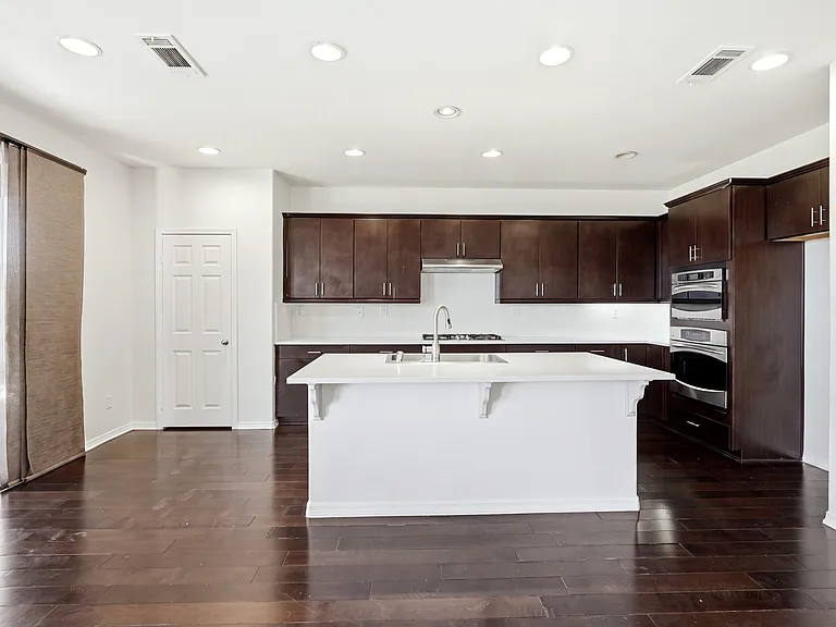1364 Wellington Dr — Photo 5
