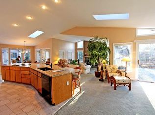 169 Abbey Springs Dr, Fontana, WI 53125