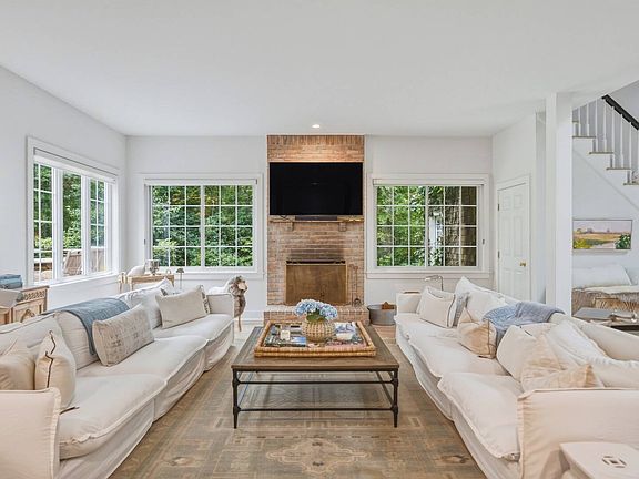 3rd image of 5 Lauras Ln