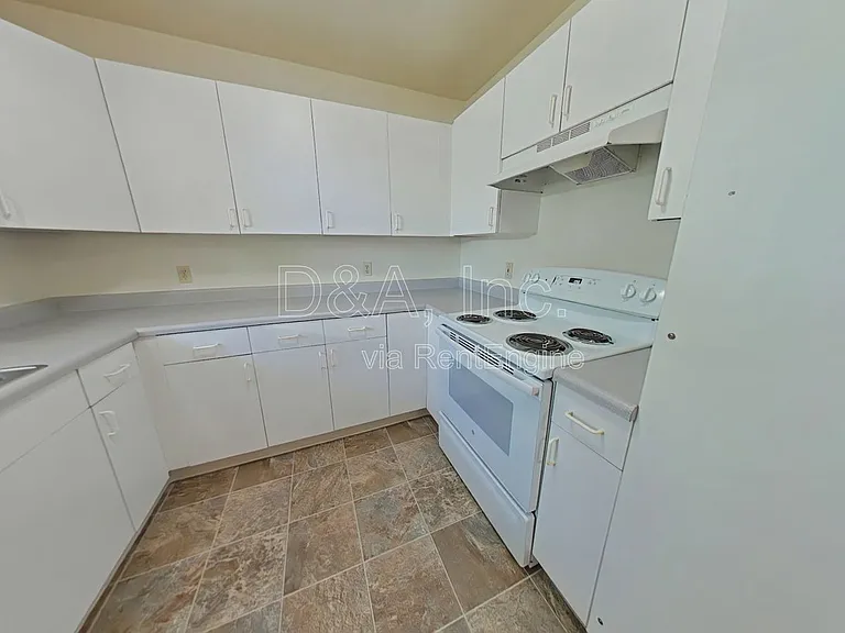 725 SW 13th St #3 — Photo 4