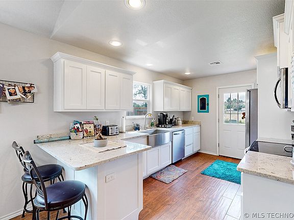 5th image of 318 SE 6th St