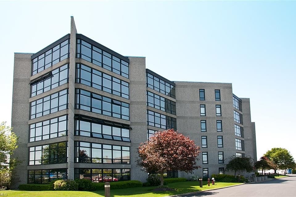 1st image of 711 W Lakeshore Dr