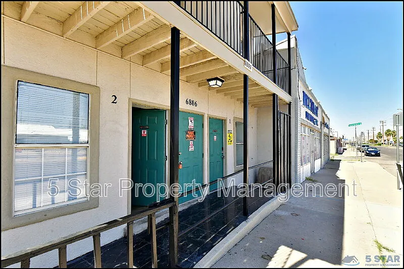 1 bed, 1.0 bath, $895 — Photo 2