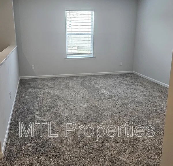 195 Bezelle Ave — Photo 9