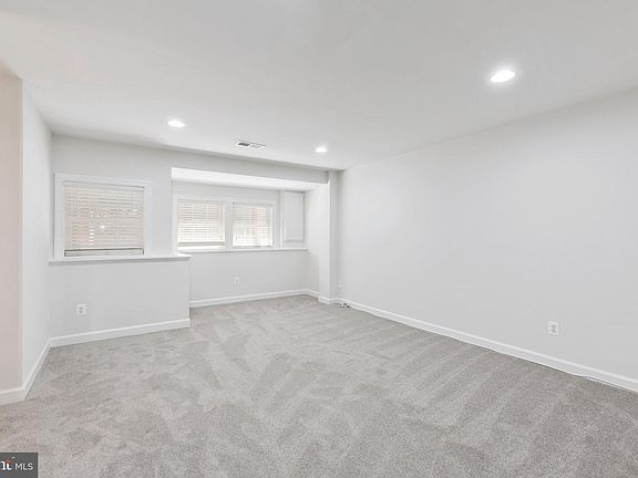 4th image of 1002 Hotchkiss Pl