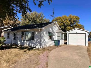 115 6th St SW, Orange City, IA 51041