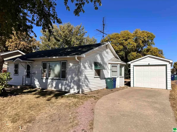 115 6th St SW, Orange City, IA 51041