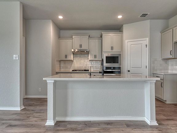 Hennersby Hollow - Hadley Interior Image 3