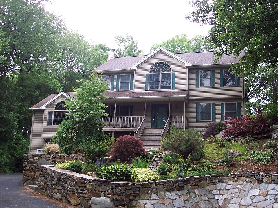 Colonial w/stone walls