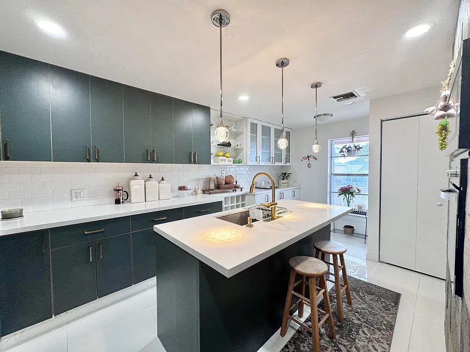 1341 NW 20th Ave #203
