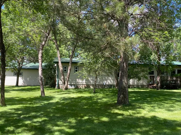 30 Littlehales Ct, Dickinson, ND 58601