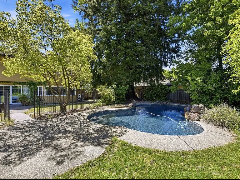 3283 Cambridge Rd — Photo 41
