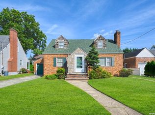 526 S 14th St, New Hyde Park, NY 11040