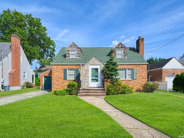 526 S 14th Street, New Hyde Park, NY 11040