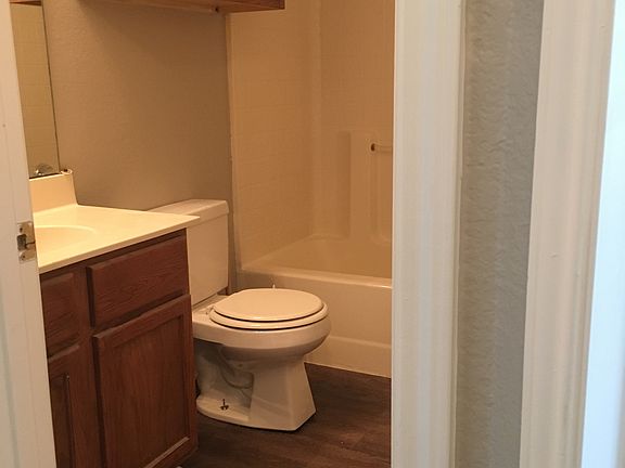 4th image of 2087 Camelot Dr