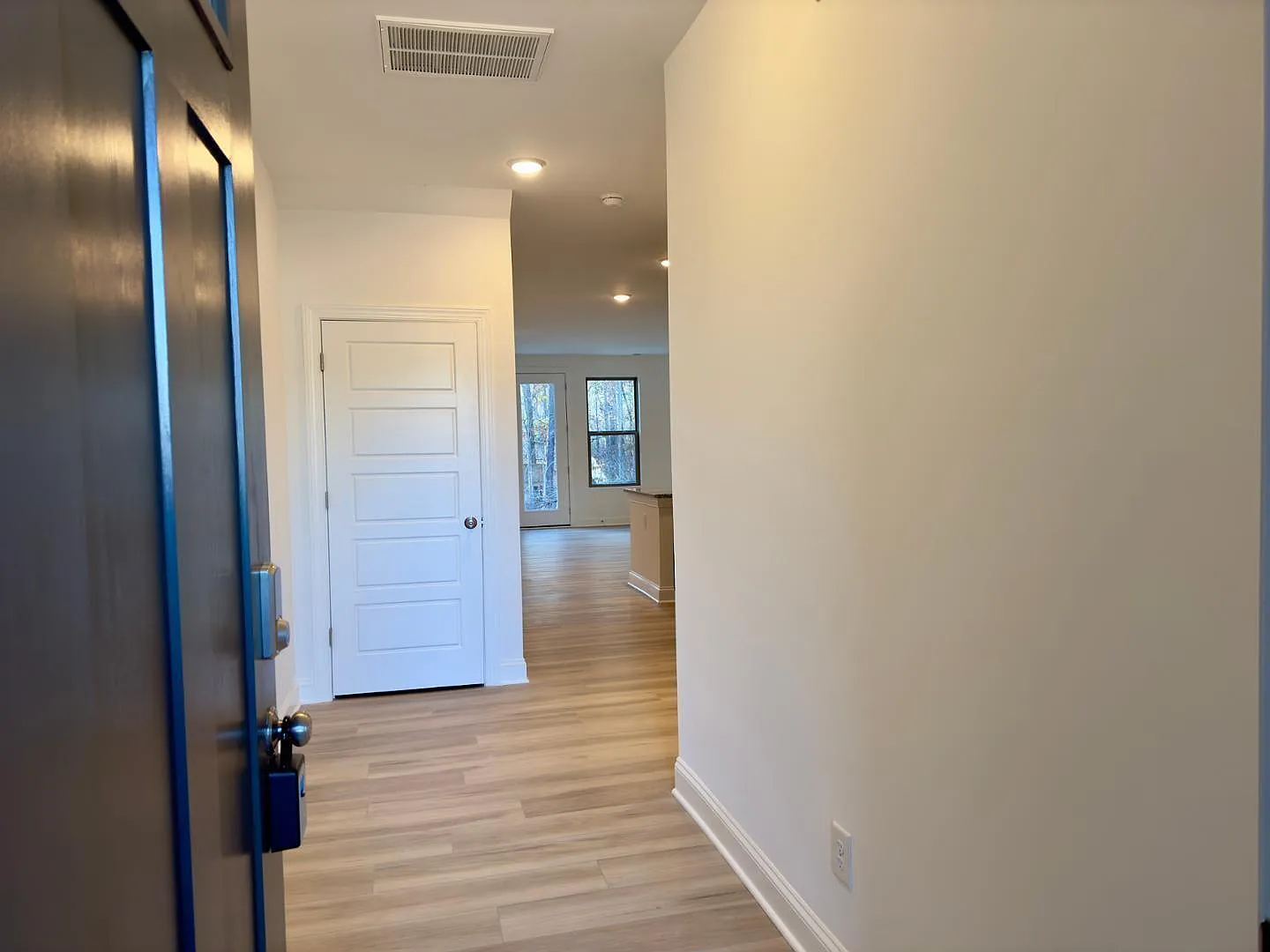 3 bed, 2.5 bath, 2325 sqft, $2,595 — Photo 4