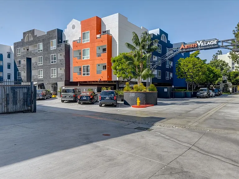 300 W 2nd St — Photo 30