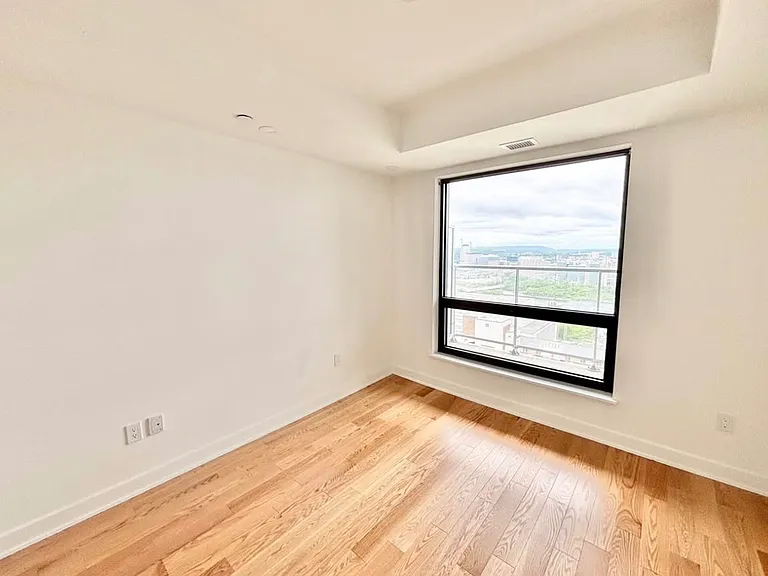 340 Queen St — Photo 4