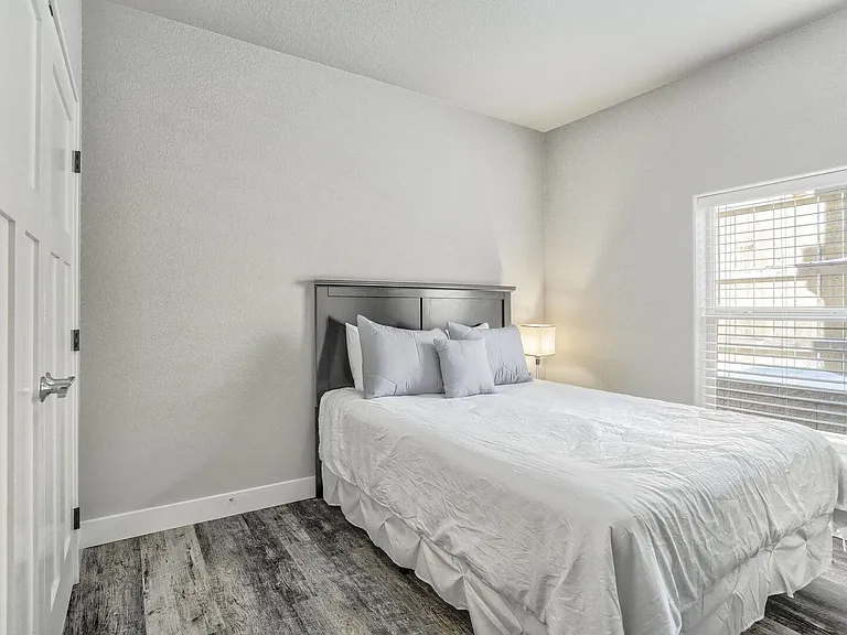 Comfortable queen sized bed!