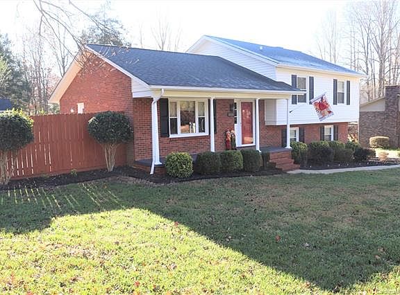 4th image of 1010 Tangle Dr