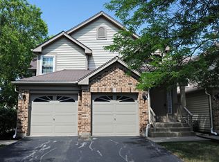 253 Old Oak Ct W, Buffalo Grove, IL 60089