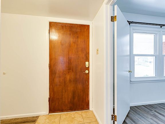 4th image of 2746 Oxford Ave