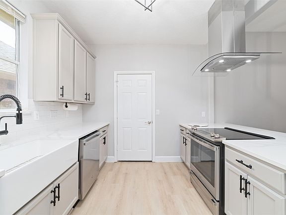4th image of 11318 Twain Dr