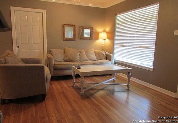 5th image of 230 Belfast Dr