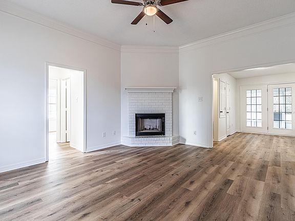 5th image of 604 W Heights Dr