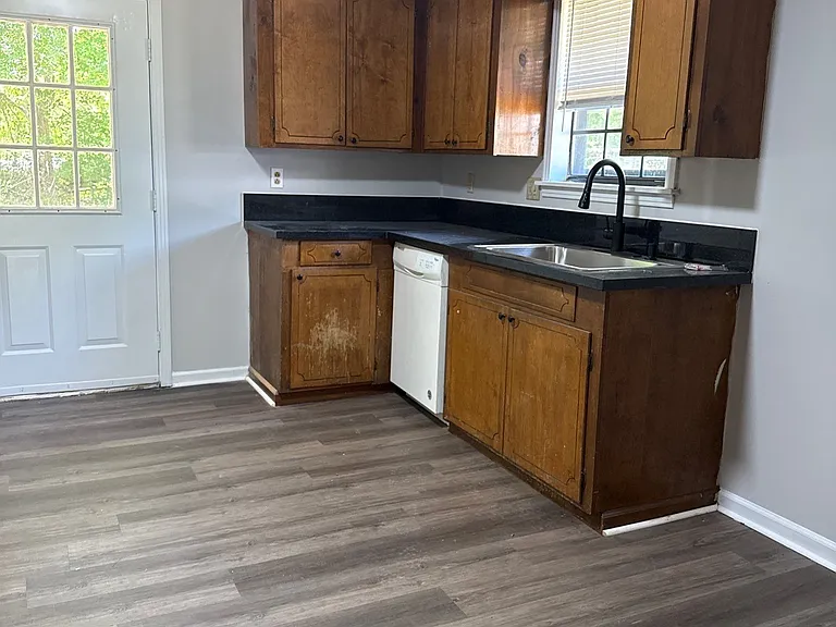 319 N Bond Ave — Photo 7