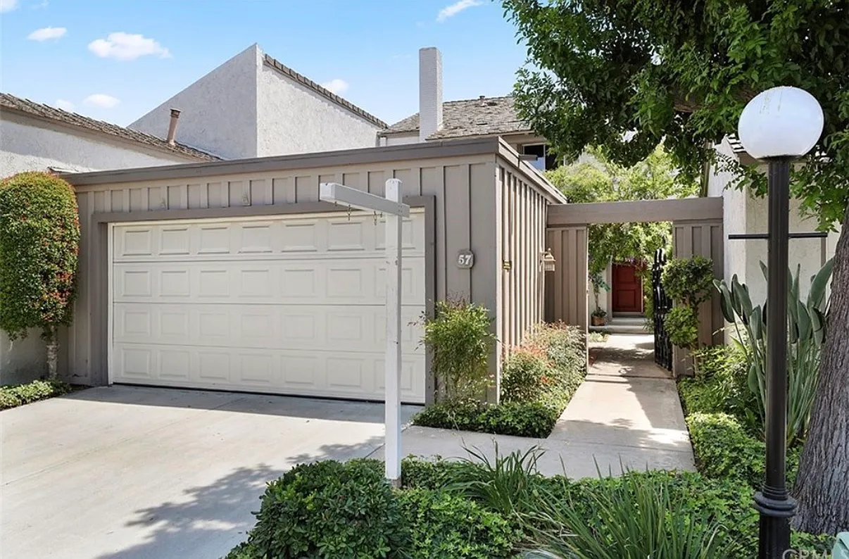 4 bed, 2.5 bath, 2016 sqft, $4,300 — Photo 2