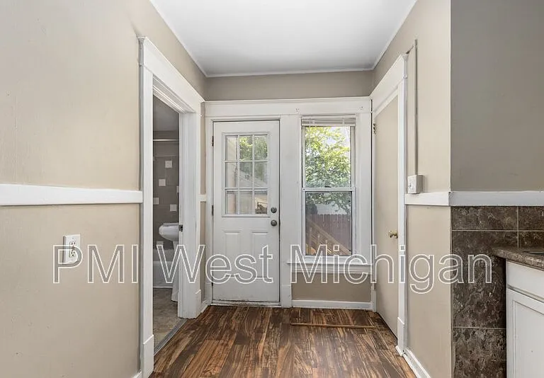 1051 Pine Ave NW — Photo 16