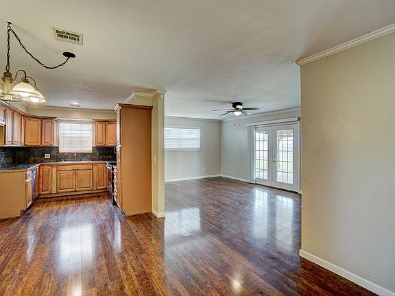 4th image of 1429 NW Great Plains Blvd