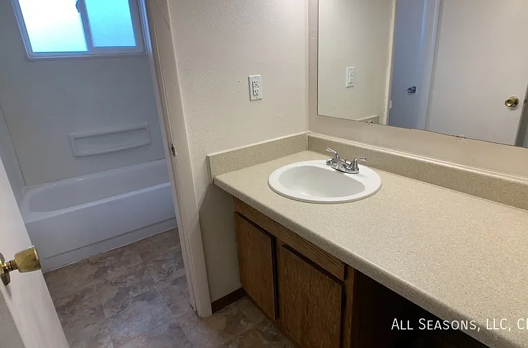 343 Rosewood Dr — Photo 5
