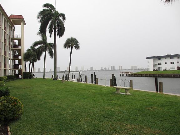 3rd image of 100 Paradise Harbour Blvd APT 109