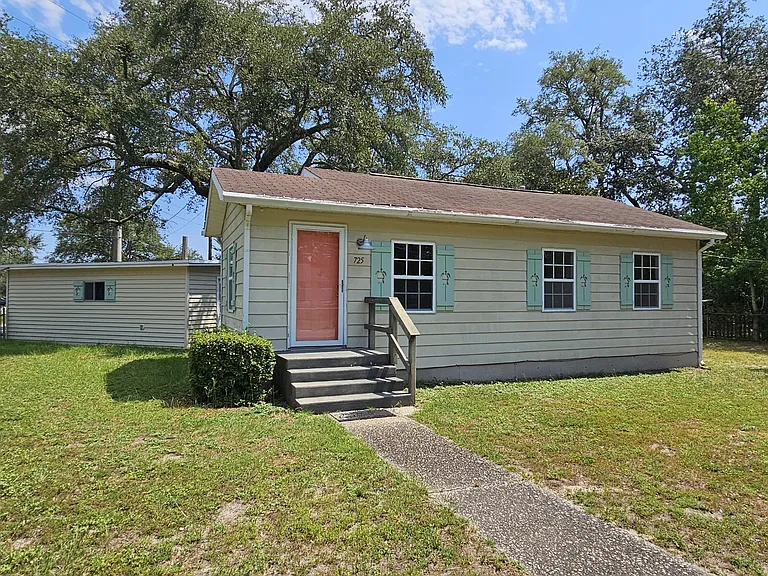 725 Powell Dr — Photo 1