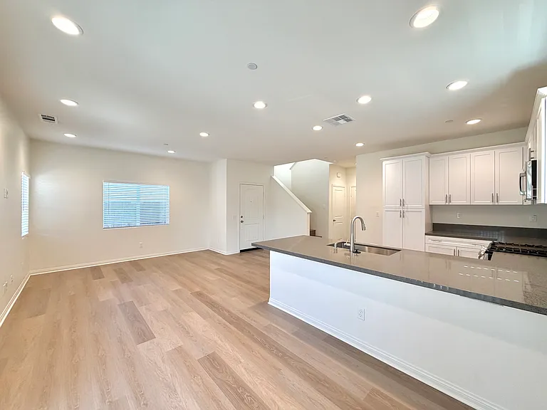 176 N Sutter Ave — Photo 3