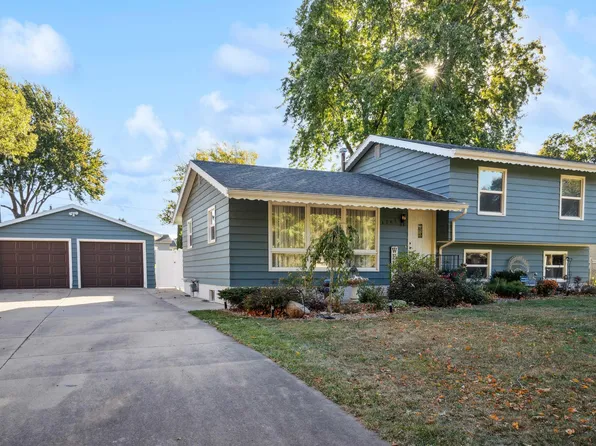 4745 Clover Ln, Waterloo, IA 50701