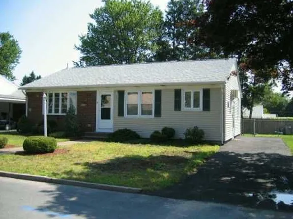 26 Hillview Dr, North Providence, RI 02904