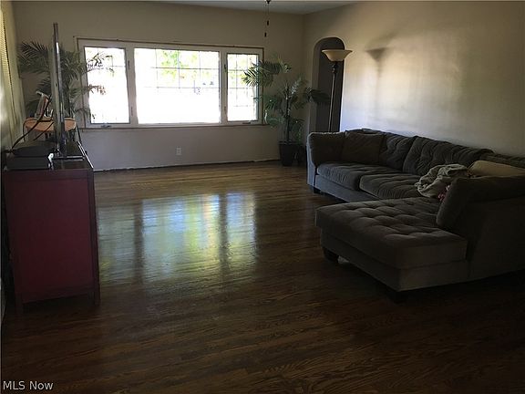 5th image of 218 Maple St